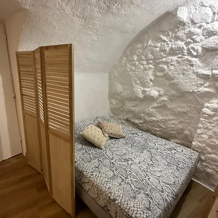 Chaleureux Au Coeur De - Goya House- شقة مينتون
